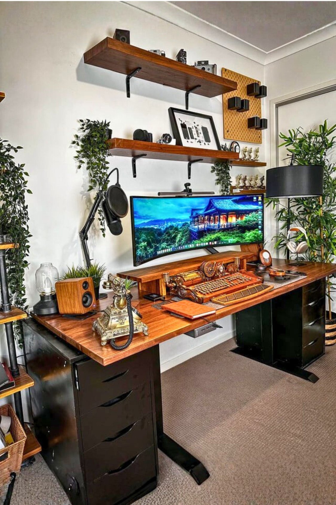 23. Creative Summer Office Desk Decor With Plants And Bold Personal Style