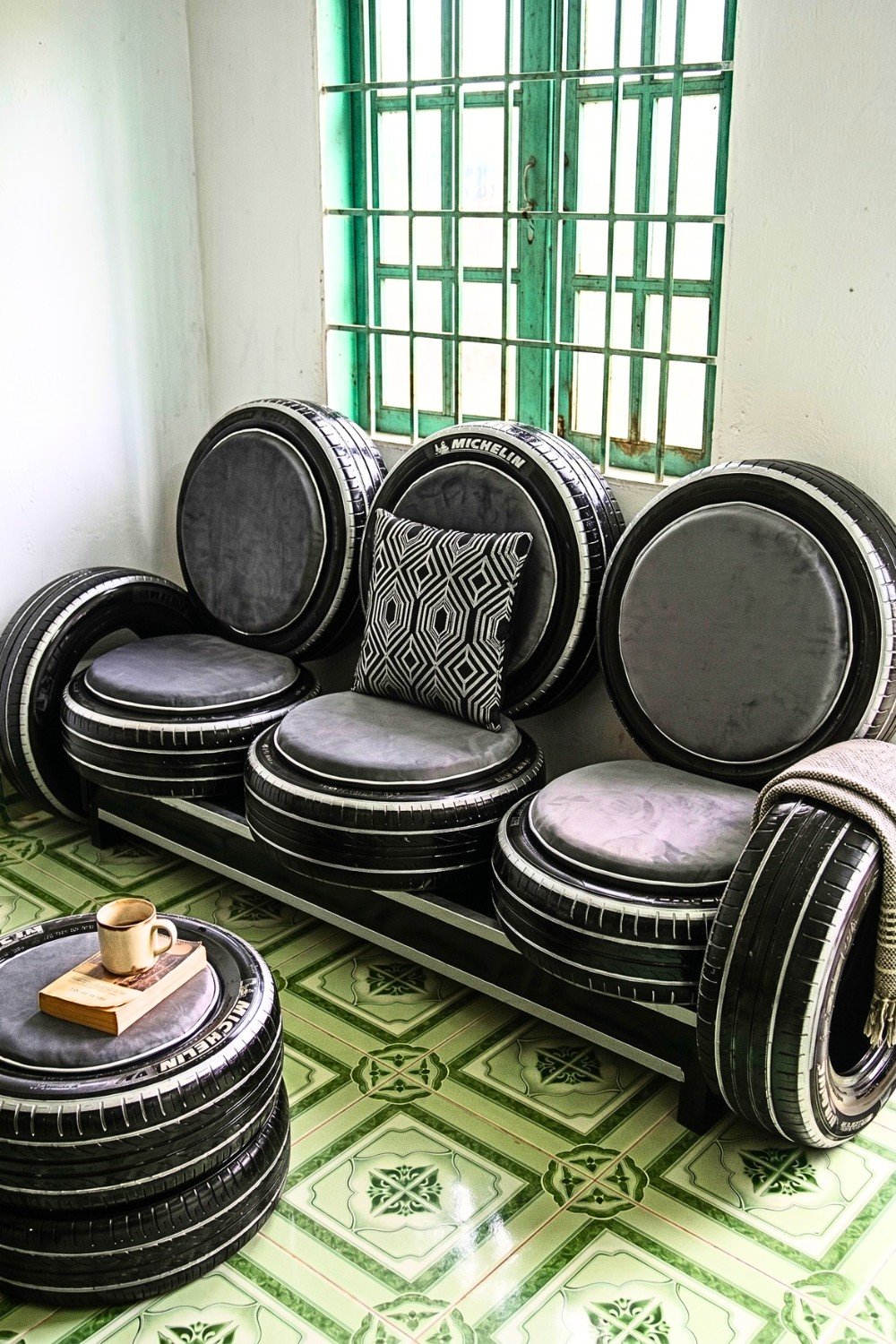 31. Modern Tire Lounge Set Turns Old Wheels Into Cool Home Furniture
